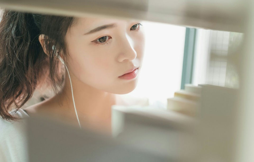 友谊能使人同舟共济，友谊能使人生活充实，五彩缤纷。